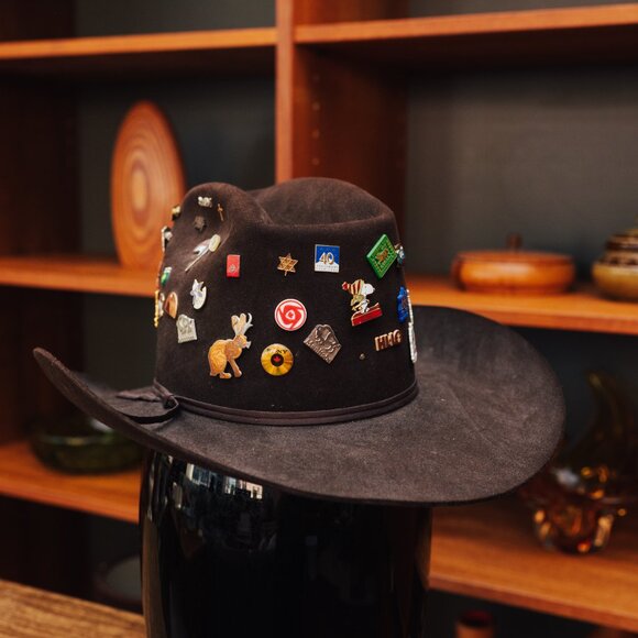 Vintage Sheplers Cowboy Hat + Pin Collection - Picture 2 of 8